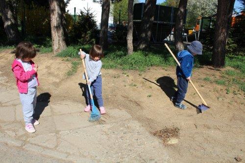 Společný úklid okolí mateřské školy - Den Země 8  
