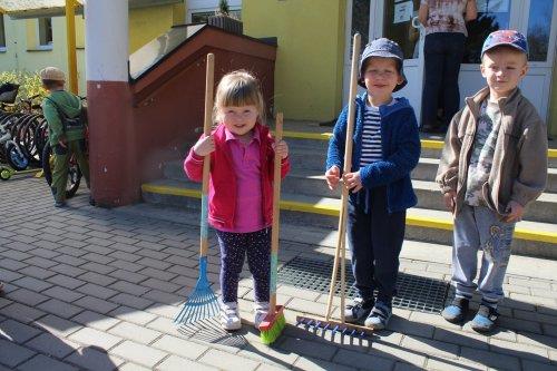 Společný úklid okolí mateřské školy - Den Země 3  