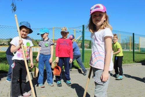 Společný úklid okolí mateřské školy - Den Země 5  