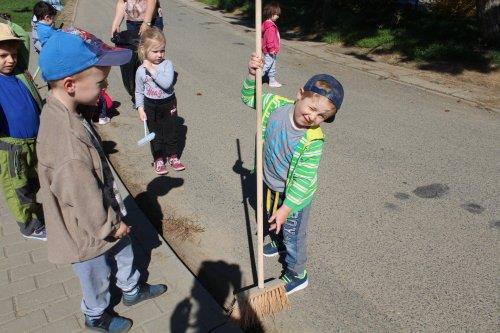 Společný úklid okolí mateřské školy - Den Země 1  