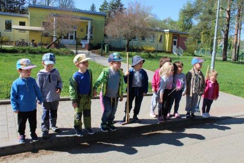 Společný úklid okolí mateřské školy - Den Země 2  