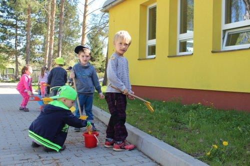 Společný úklid okolí mateřské školy - Den Země 7  