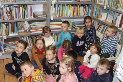 V rámci tématu "Kniha je studnice moudrosti" navštívily děti ze třídy žlutých a červených jablíček místní knihovnu 12  