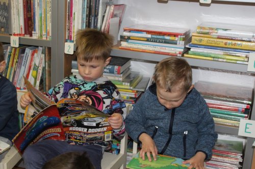V rámci tématu "Kniha je studnice moudrosti" navštívily děti ze třídy žlutých a červených jablíček místní knihovnu 4  