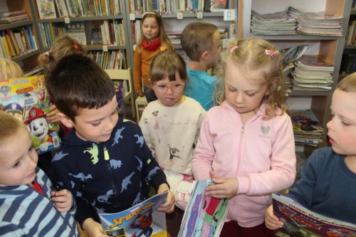 V rámci tématu "Kniha je studnice moudrosti" navštívily děti ze třídy žlutých a červených jablíček místní knihovnu 9  
