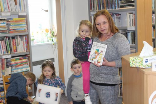 V rámci tématu "Kniha je studnice moudrosti" navštívily děti ze třídy žlutých a červených jablíček místní knihovnu 1  