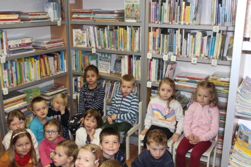 V rámci tématu "Kniha je studnice moudrosti" navštívily děti ze třídy žlutých a červených jablíček místní knihovnu 11  