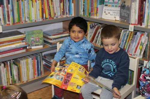 V rámci tématu "Kniha je studnice moudrosti" navštívily děti ze třídy žlutých a červených jablíček místní knihovnu 6  