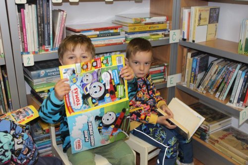 V rámci tématu "Kniha je studnice moudrosti" navštívily děti ze třídy žlutých a červených jablíček místní knihovnu 5  