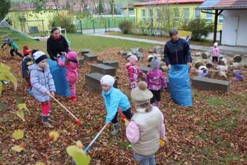 Uzamykání zahrady se skřítkem "Podzimníčkem". Environmentální výchova na zahradě naší školy. 14  