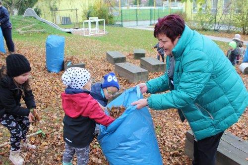 Uzamykání zahrady se skřítkem "Podzimníčkem". Environmentální výchova na zahradě naší školy. 21  