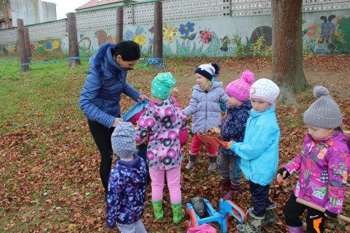 Uzamykání zahrady se skřítkem "Podzimníčkem". Environmentální výchova na zahradě naší školy. 9  