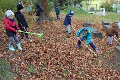 Uzamykání zahrady se skřítkem "Podzimníčkem". Environmentální výchova na zahradě naší školy. 10  