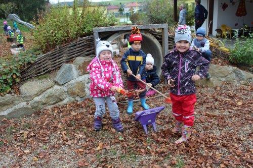 Uzamykání zahrady se skřítkem "Podzimníčkem". Environmentální výchova na zahradě naší školy. 29  