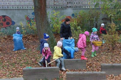 Uzamykání zahrady se skřítkem "Podzimníčkem". Environmentální výchova na zahradě naší školy. 19  