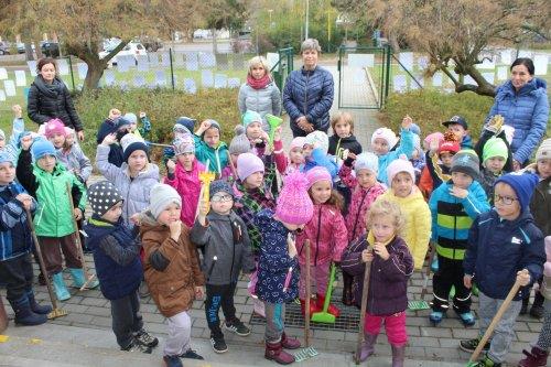 Uzamykání zahrady se skřítkem "Podzimníčkem". Environmentální výchova na zahradě naší školy. 5  