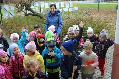 Uzamykání zahrady se skřítkem "Podzimníčkem". Environmentální výchova na zahradě naší školy. 2  