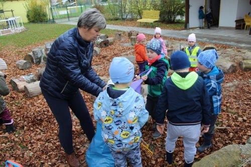 Uzamykání zahrady se skřítkem "Podzimníčkem". Environmentální výchova na zahradě naší školy. 8  