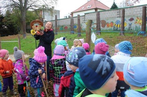 Uzamykání zahrady se skřítkem "Podzimníčkem". Environmentální výchova na zahradě naší školy. 4  