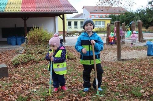 Uzamykání zahrady se skřítkem "Podzimníčkem". Environmentální výchova na zahradě naší školy. 27  