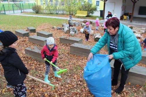 Uzamykání zahrady se skřítkem "Podzimníčkem". Environmentální výchova na zahradě naší školy. 17  