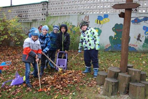 Uzamykání zahrady se skřítkem "Podzimníčkem". Environmentální výchova na zahradě naší školy. 25  