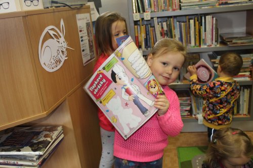 V rámci tématu "Kniha je studnice moudrosti" navštívily děti ze třídy žlutých a červených jablíček místní knihovnu 2  