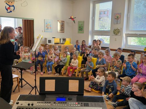 KONCERT ŽÁKŮ A UČITELŮ ZUŠ BORŠICE V MATEŘSKÉ ŠKOLE 22  