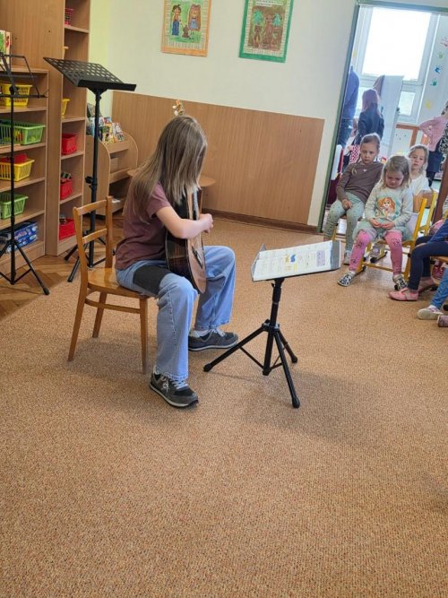 KONCERT ŽÁKŮ A UČITELŮ ZUŠ BORŠICE V MATEŘSKÉ ŠKOLE 21  